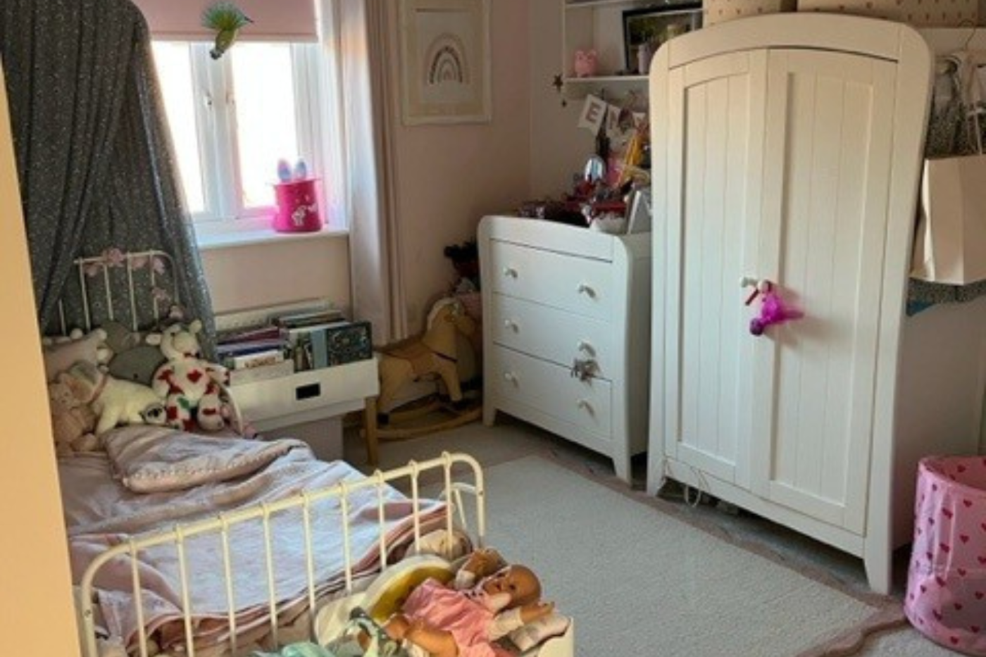 Bedroom with a single bedroom, chest of drawers and wardrobe