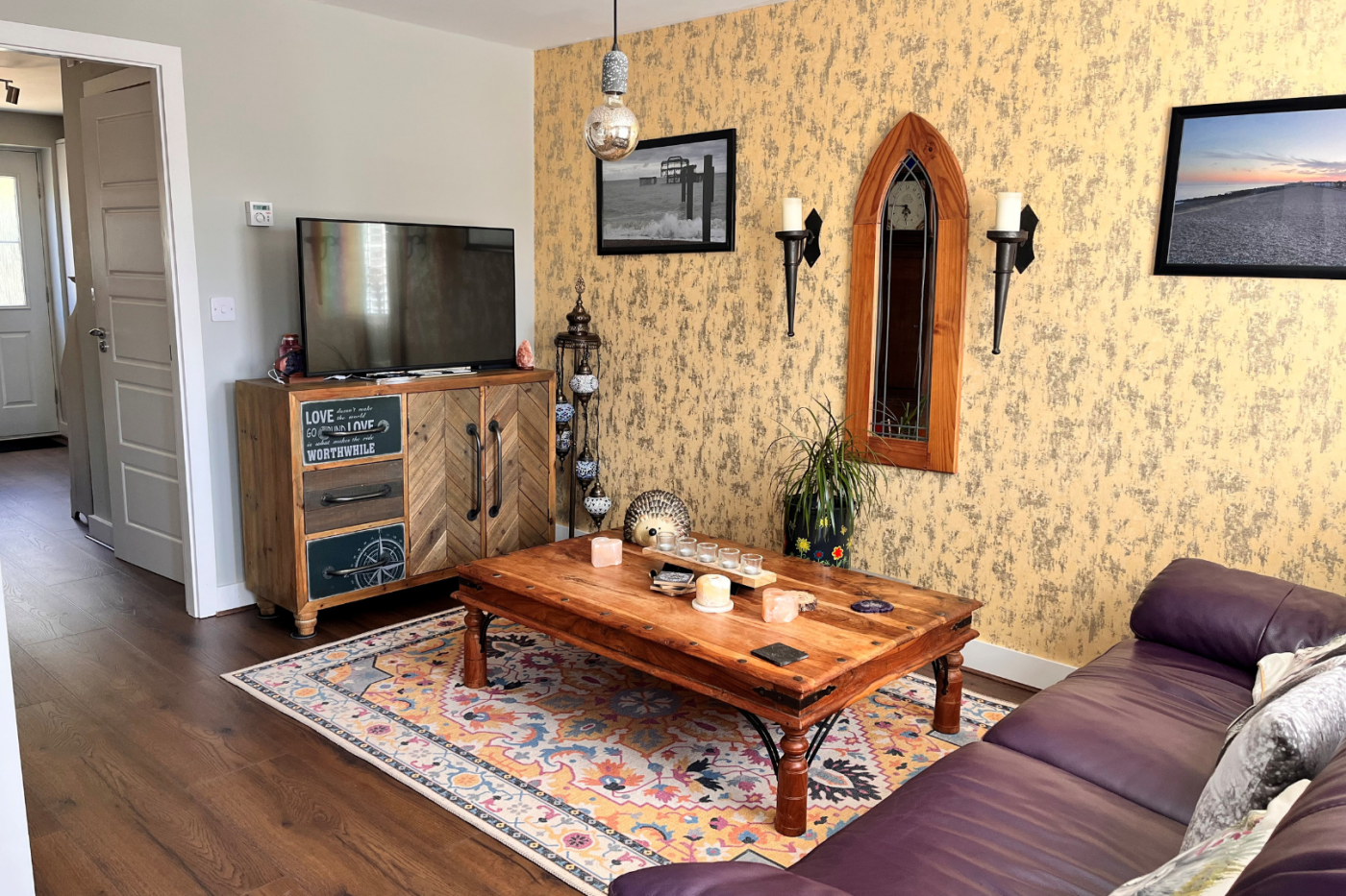 lounge with patterned wallpaper and artwork hanging