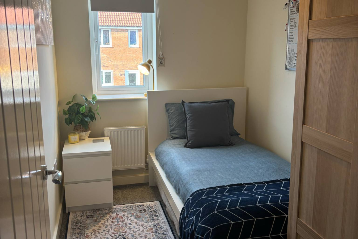 Bedroom with a single bed