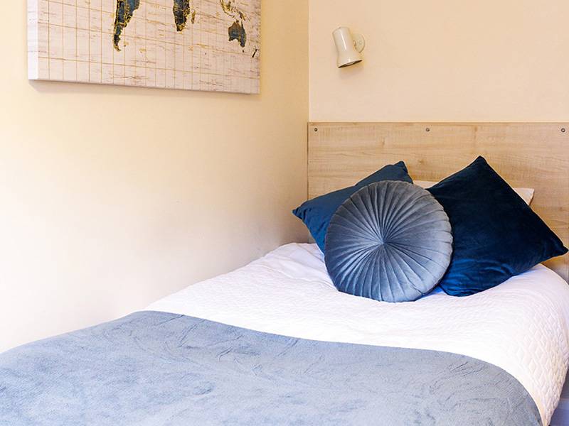 Bedroom with single bed and chest of drawers