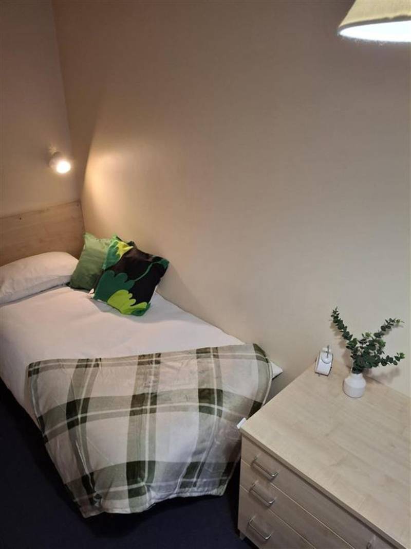 Bedroom with single bed and chest of drawers