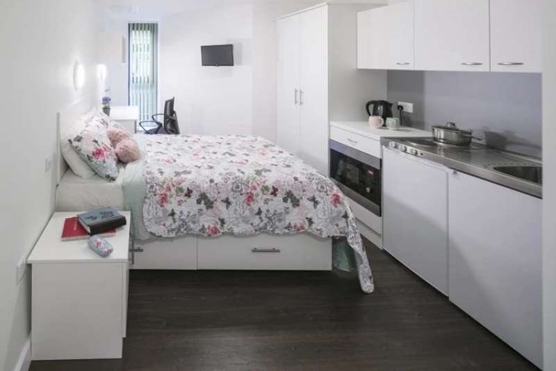 Studio room with bed and kitchen